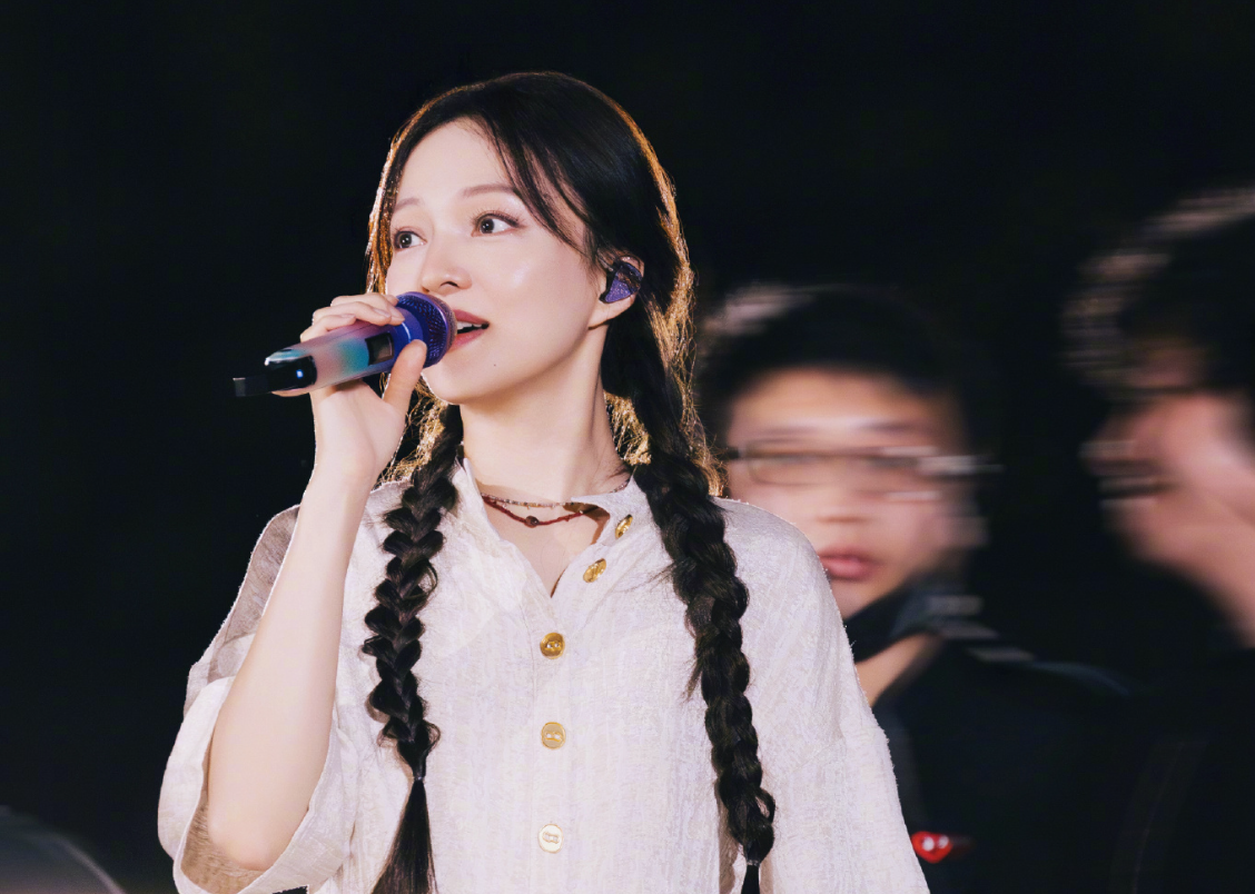 张韶涵成都演唱会突发心脏不适，现场吸氧后坚持完成演出