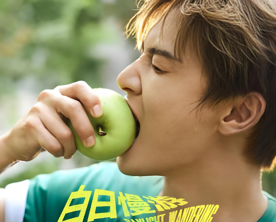 李昀锐零点 EP《白日慢游》上线，三首歌温柔致敬成长！